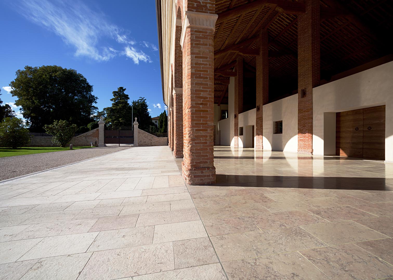 Pavimentazione esterna villa privata italiana in Marmo Grolla