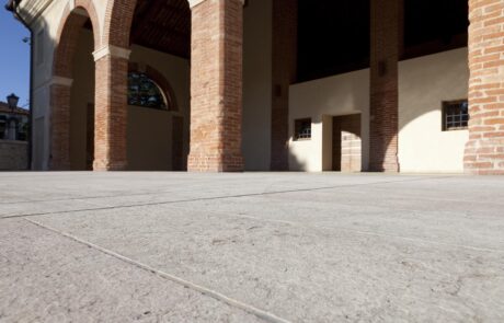 Pavimentazione esterna villa privata italiana in Marmo Grolla