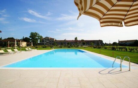 Pavimentazione in Marmo Grolla su piscina in villa italiana