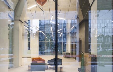 Pavimentazione rivestita in Marmo Grolla al The corner