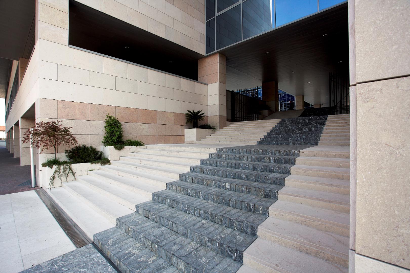 Pavimento e scalinate Palazzo della Regione Udine in Marmo Grolla