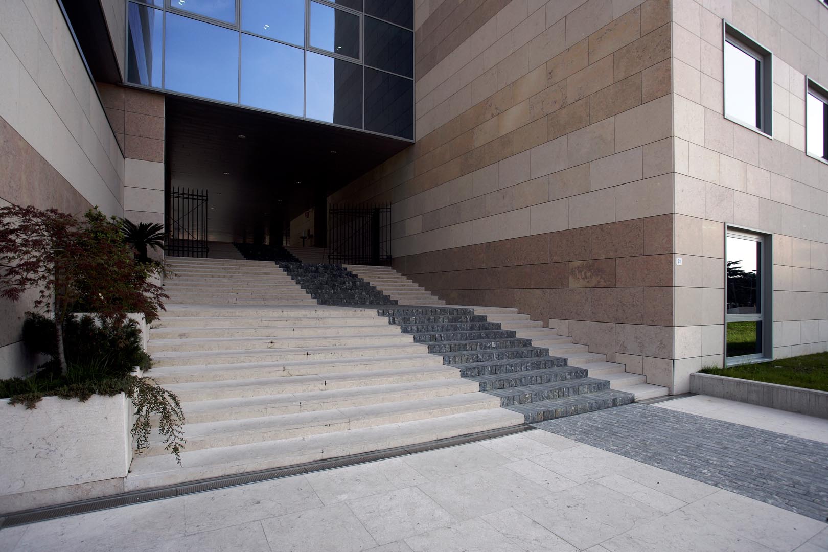 Pavimento e scalinate Palazzo della Regione Udine in Marmo Grolla