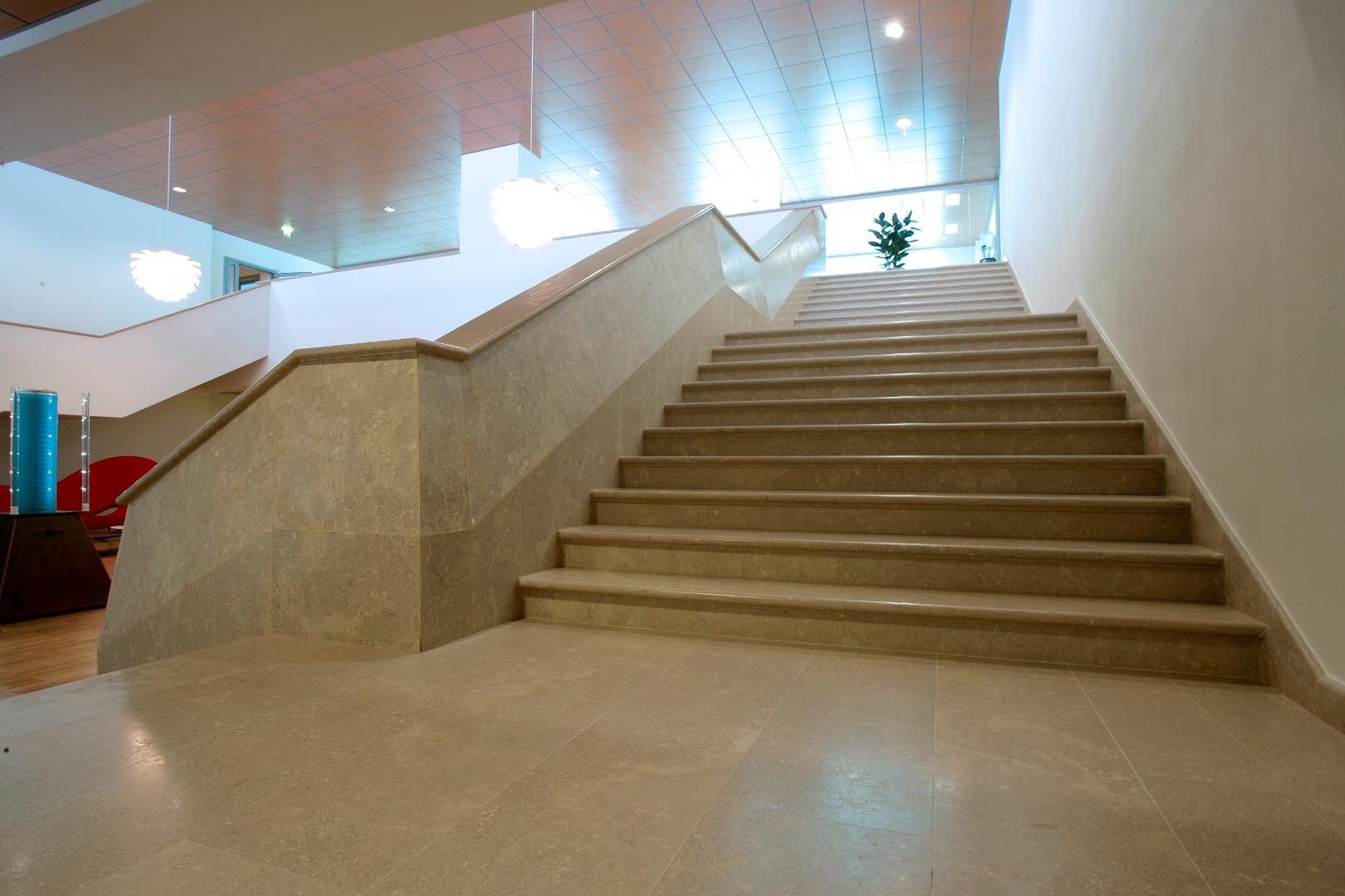 Pavimento e scalinate Palazzo della Regione Udine in Marmo Grolla