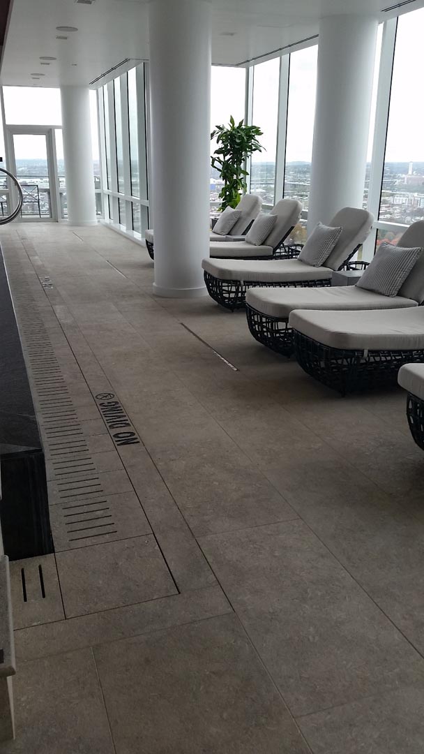 Pavimento rivestito in Marmo Grigio Olivo al Four season hotel