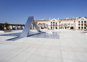 Piazza Europa a Noventa Padovana pavimentazione rivestita di Marmo Grolla