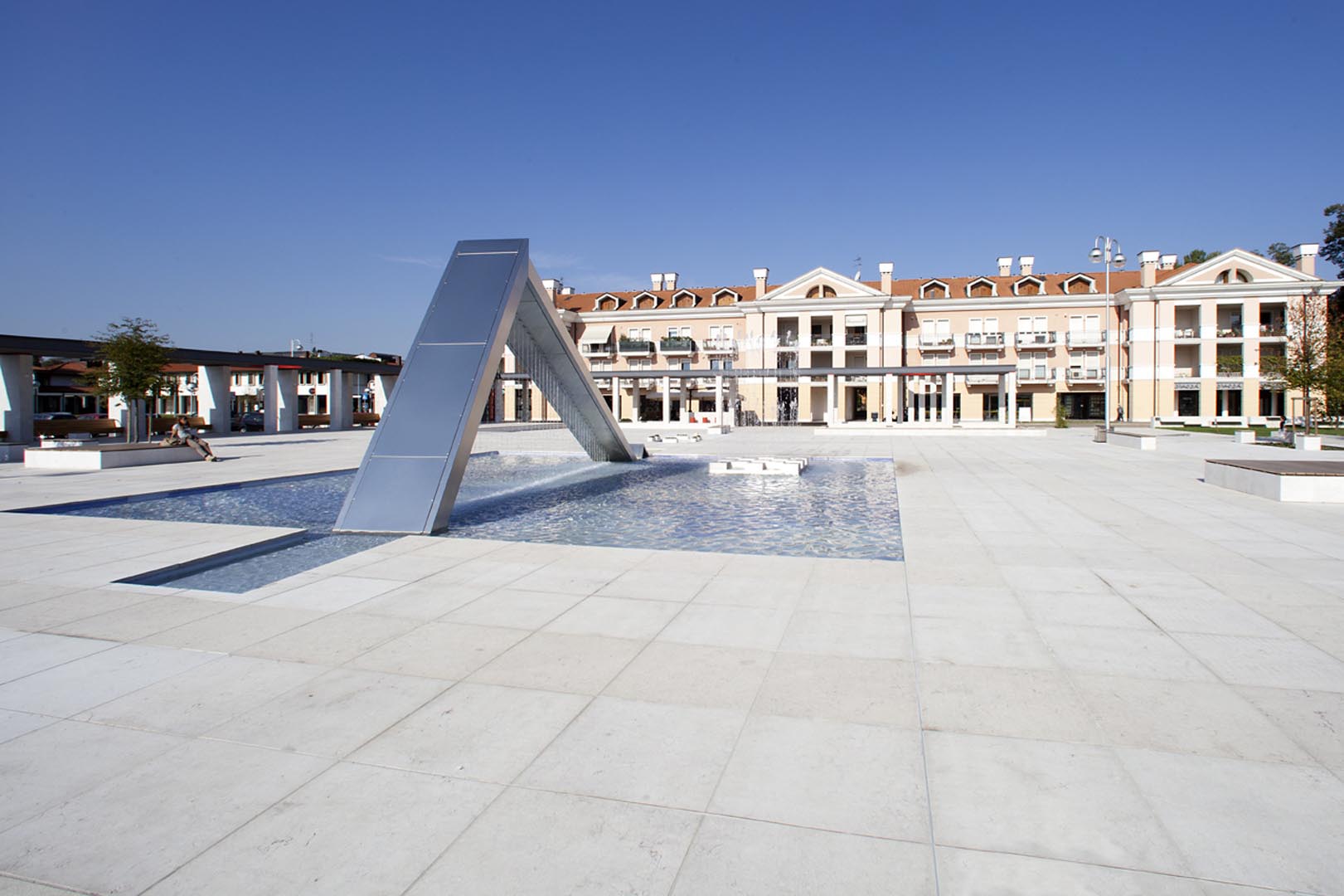 Piazza Europa a Noventa Padovana pavimentazione rivestita di Marmo Grolla