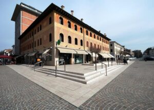 Piazza Monnet e Petrarca a Montebelluna realizzata col Marmo Grolla