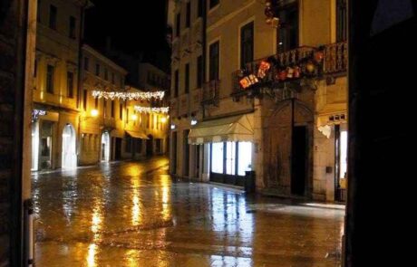 Piazza di Valdagno di notte realizzata con i fantastici Marmo Grolla e Marmo Grigio Olivo