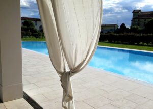 Piscina privata in una villa italiana rivestita in Marmo Grolla