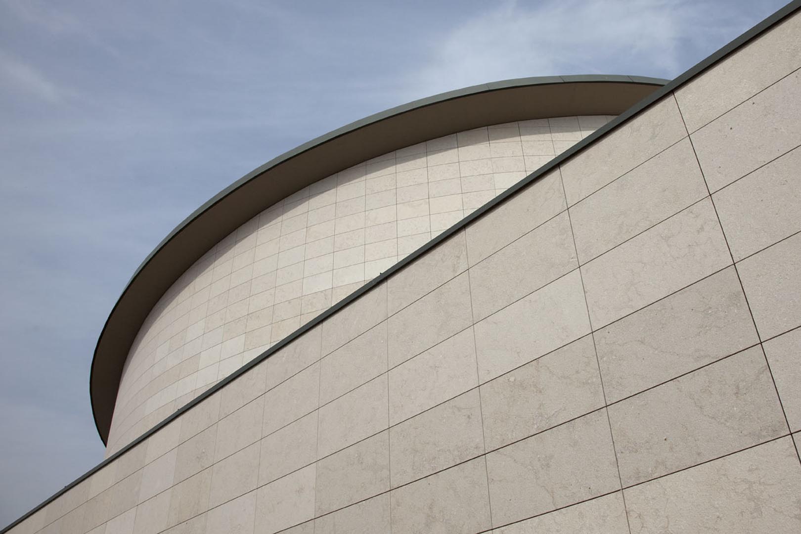 Ravvicinato su facciata della chiesa di sant alessandro grassobbio di bergamo rivestita con Marmo Grolla
