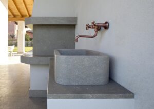 Rivestimento di camino e lavandino in Marmo Grigio Olivo in villa privata italiana