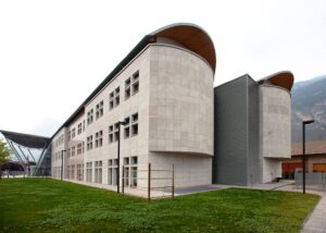 Rivestimento facciata esterna con Marmo Grolla al Polo Scolastico di Mezzolombardo