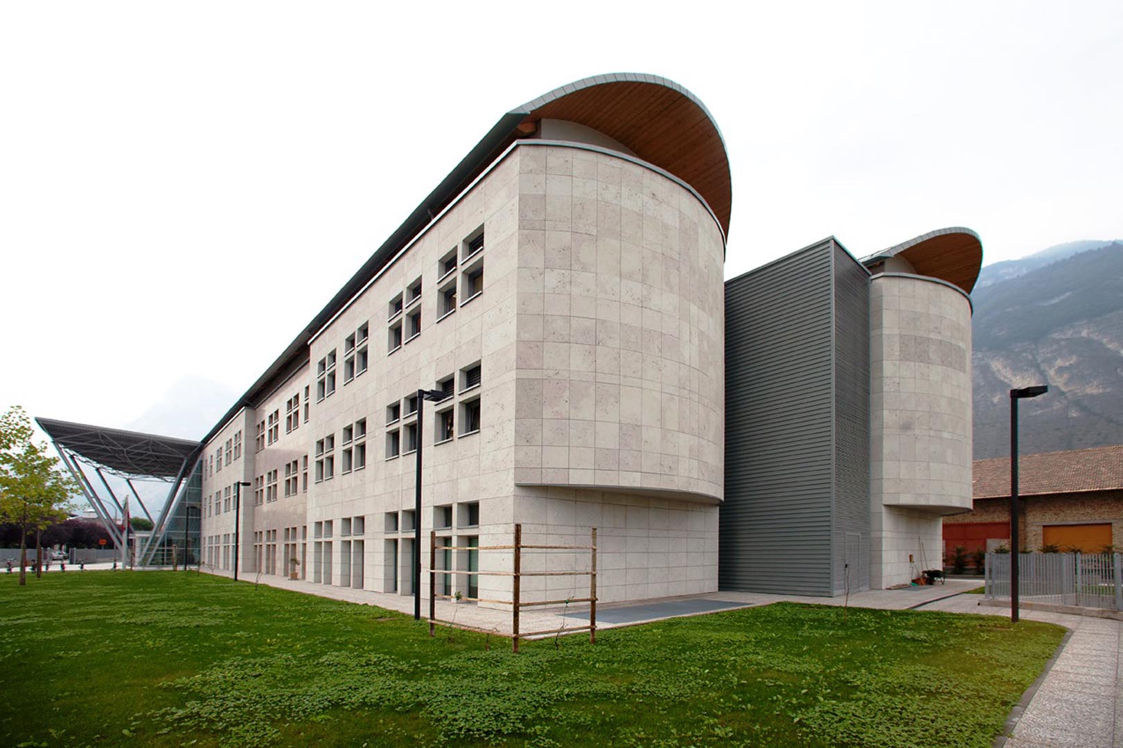 Rivestimento facciata esterna con Marmo Grolla al Polo Scolastico di Mezzolombardo