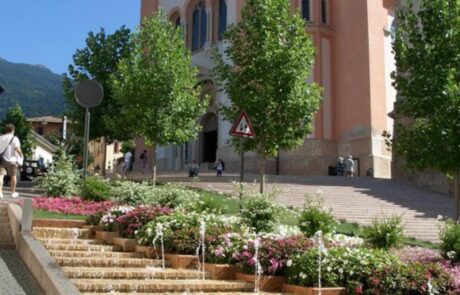 Rivestimento fontana nel centro storico di levico terme in Marmo Grolla