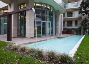 piscina privata italia grolla rosato spazzolato