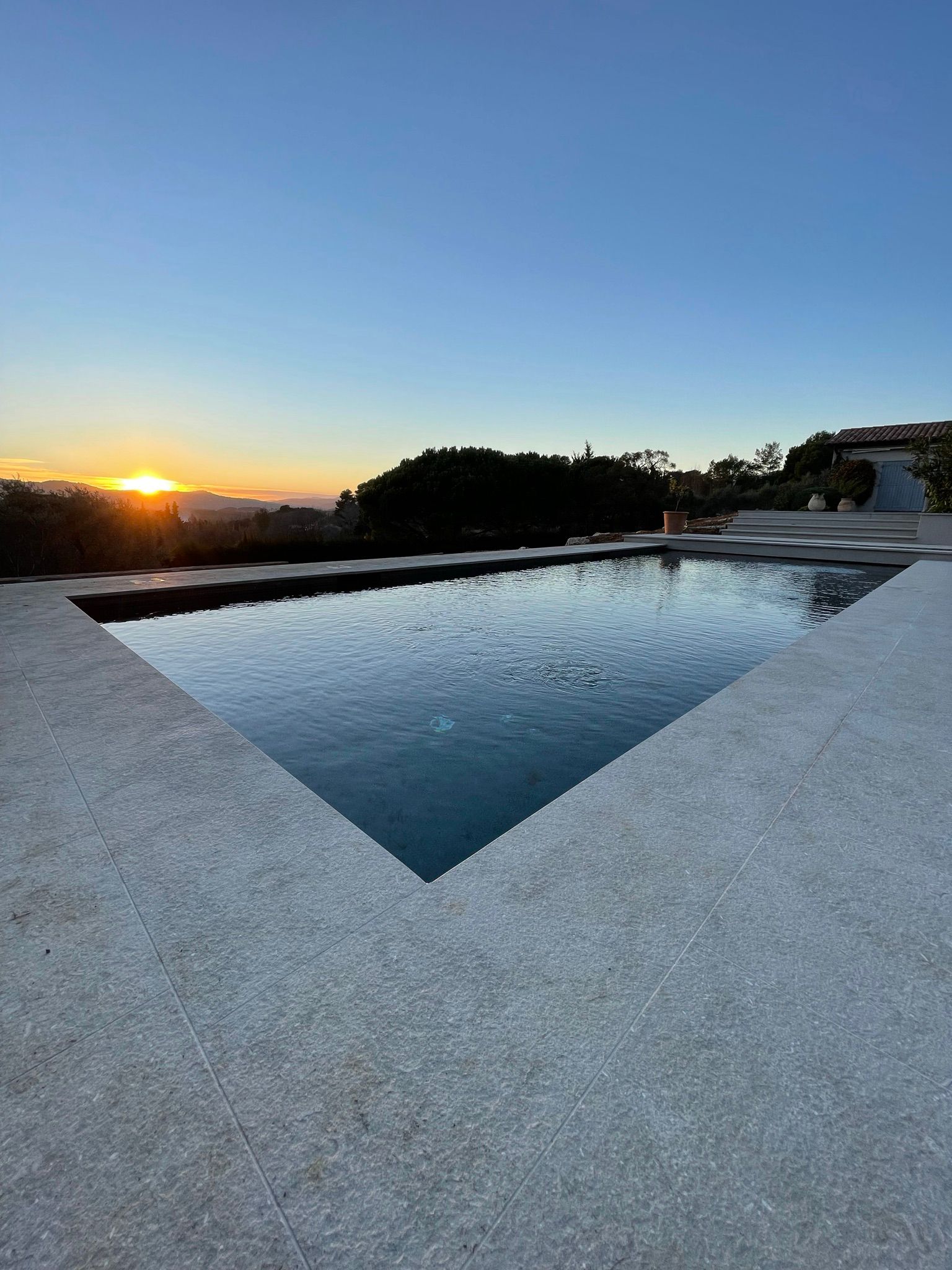 Piscine en Grigio Olivo flammé (7) black pool - stone pool - pool stone - swimming pool stone - stone swimming pool